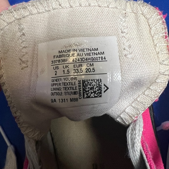Girls Size 2 Hot Pink Converse low top Chuck Taylor’s. - Picture 4 of 6